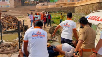 Photo of वाराणसी: गंगा नदी में डूब रहे व्यक्ति को एनडीआरएफ ने स्थानीय लोगों की मदद से बचाया