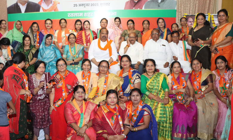 महिला मोर्चा कार्यकर्ताओं ने भाई दूज पर भाजपा को प्रचंड जीत का उपहार देने का संकल्प लिया