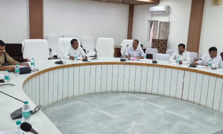 The district level Vyapar Bandhu meeting was held in the new auditorium of the Collectorate under the chairmanship of District Magistrate Shri Nitish Kumar.