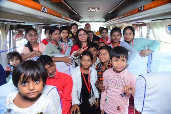 16 लग्जरी बसों से माता-पिता के साथ लखनऊ पहुंचे झुग्गी-झोपड़ियों के बच्चे कई बच्चे पहली बार बस की यात्रा कर खुशी से फूले नहीं समाए