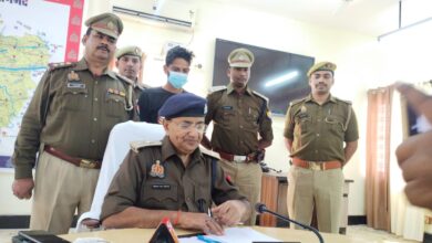 Photo of सोनभद्र पुलिस ने  30 लाख रुपये के अवैध अंग्रेजी शराब के साथ 1 अन्तर्राजीय तस्कर को किया गिरफ्तार