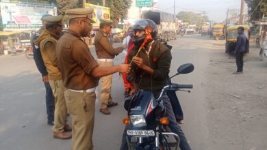 Photo of UP Police :फूल देकर यातायात नियम फॉलो करने की सलाह