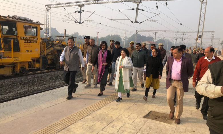 Ayodhya :रेलवे बोर्ड की अध्यक्ष जया वर्मा सिन्हा बुधवार को रामनगरी अयोध्या पहुंची यहां उन्होंने अयोध्या धाम रेलवे स्टेशन और रामघाट हाल्ट रेलवे स्टेशन