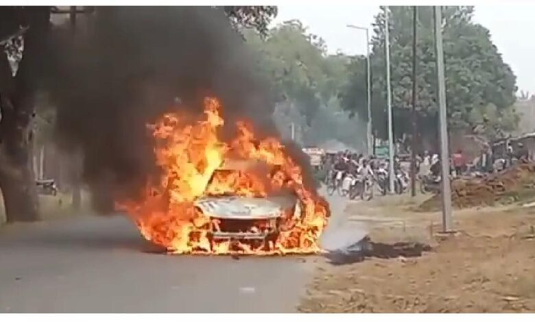 बिजनौर में कार बनी आग का गोला, युवक ने कूदकर बचाई जान