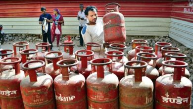 Photo of LPG Gas Cylinder Price -नए साल पर एलपीजी सिलेंडर के दाम घटे, प्लेन का किराया भी कम होने वाला है!