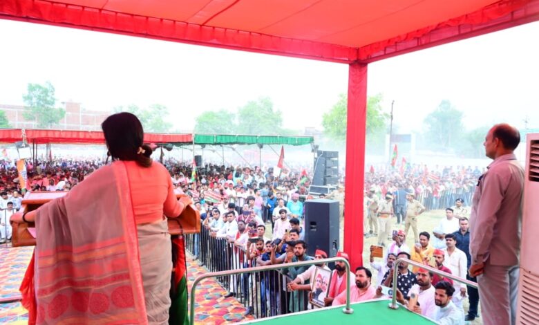 Mohanlalganj: Huge crowd seen in Dimple Yadav's rally, welcomed with applause