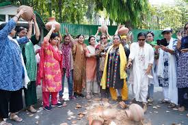 New Delhi: BJP Mahila Morcha protested regarding water shortage.