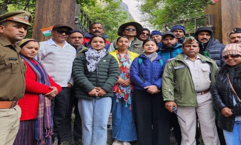 Uttarakhand: A group of 48 tourists arrived, the world famous Valley of Flowers opened for tourists.