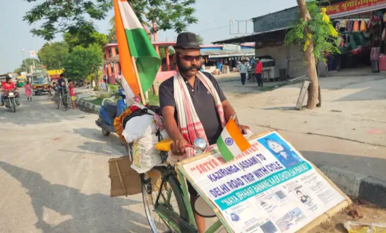 East Champaran: A young man cycling from Assam reached Pipra Kothi to meet PM regarding environmental problems.