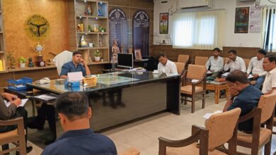 Mahrajganj- DM held a meeting with the executive officers of municipal bodies
