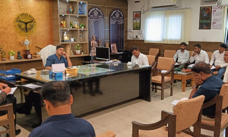 Mahrajganj- DM held a meeting with the executive officers of municipal bodies