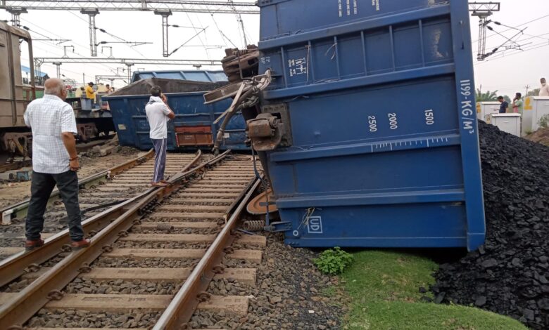 Shahdol Train Accident: Four coaches of a goods train going from Chhattisgarh to Rajasthan derailed and overturned, the goods train was filled with coal.