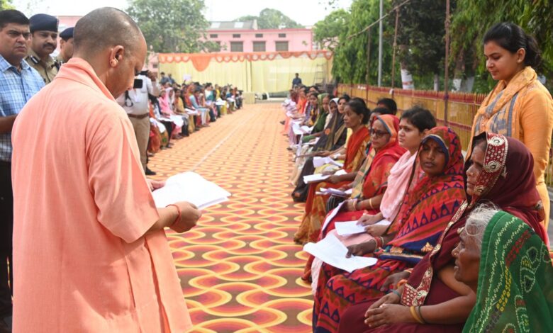 Gorakhpur News: CM Yogi listened to the problems of 350 people in Janata Darshan.