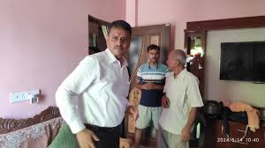 Varanasi- District Magistrate met the family of Praveen who lost his life in Kuwait fire.