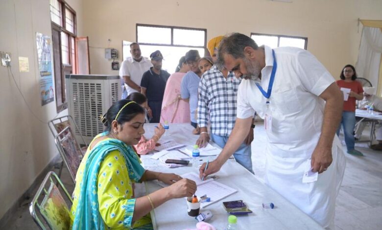 Chandigarh: Voting continues for Lok Sabha in Punjab, 9.64 percent voting took place in the first two hours.