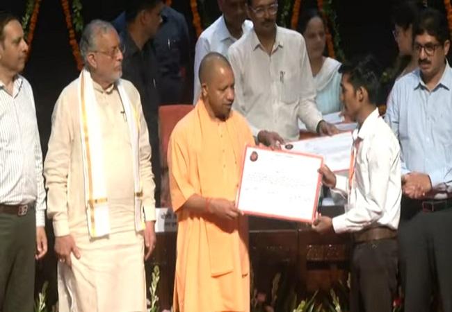 Lucknow News: CM Yogi distributed appointment letters to Lekhpals