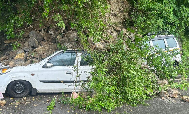 Uttarakhand News: Two vehicles buried due to debris in Subhashnagar of Gopeshwar, Badrinath Highway closed at three places