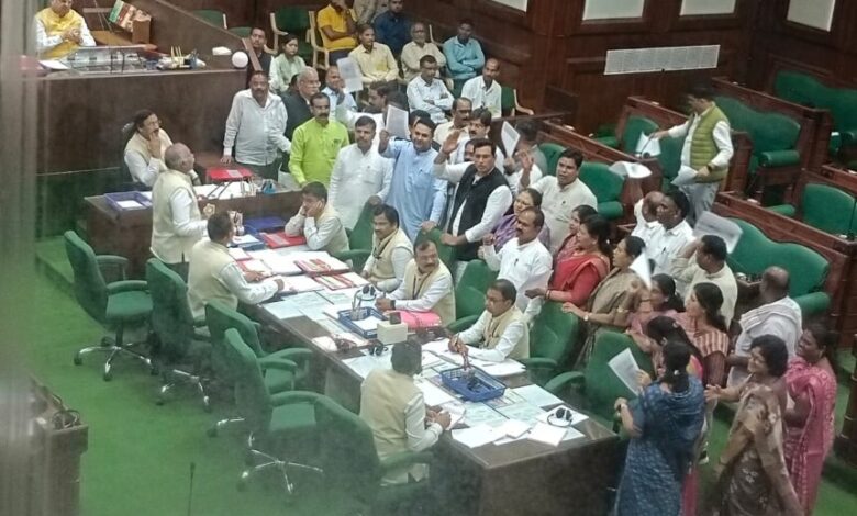 Raipur: Congress members demanded a discussion on the work stoppage proposal regarding power cuts and supply of substandard fertilizers and seeds