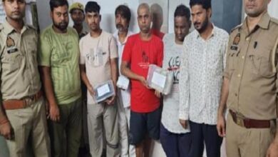 Photo of Kanpur: पुलिस टीम ने मारा छापा, दो लाख से अधिक रूपया एवं छह मोबाइल फोन किए बरामद