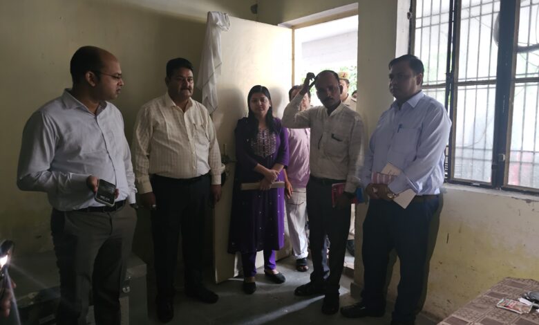 Balrampur News: DM Pawan Aggarwal did quarterly inspection of EVM warehouse, took stock of CCTV control room, security arrangements