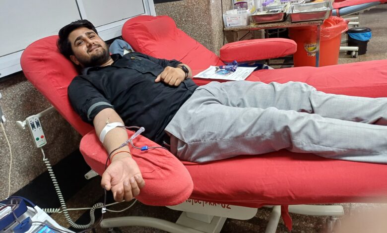 Bhadohi News: This young man donated blood for the 26th time at the age of 25, let's know what his story is