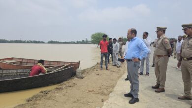 Balrampur News: DM visited flood affected areas, gave instructions for relief and rescue work on war footing