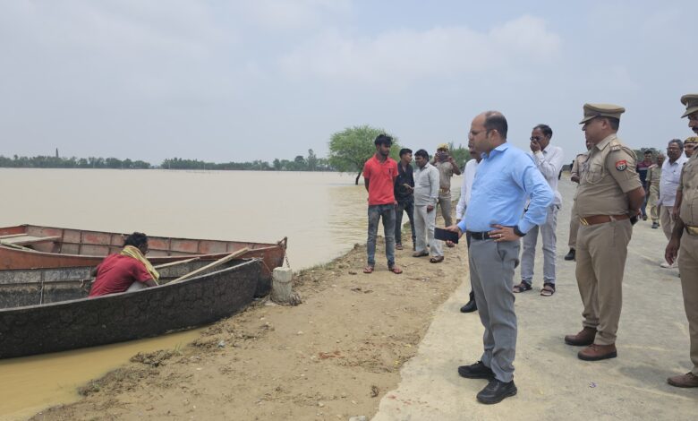 Balrampur News: DM visited flood affected areas, gave instructions for relief and rescue work on war footing