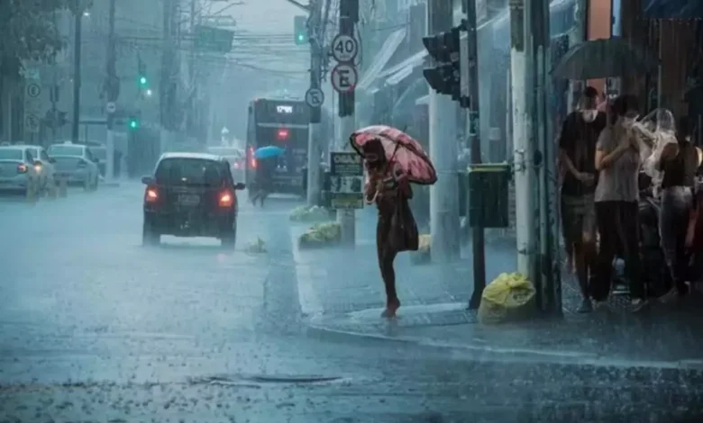 Heavy rains in Mumbai: trains cancelled, more rain expected