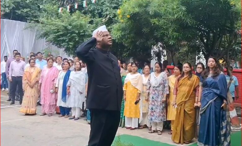 Lucknow News: Flag hoisting was done in government institutions including police command on Independence Day