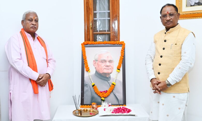 Raipur: Chief Minister pays tribute to Atal Bihari Vajpayee on his death anniversary