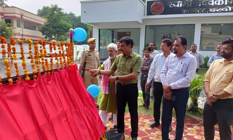 Hardoi: District Magistrate paid floral tribute to the statue of Swami Vivekananda