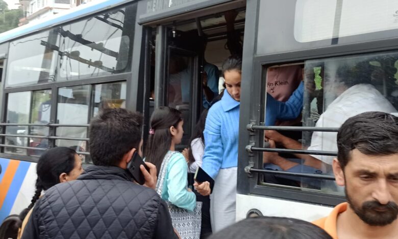 Himachal: Due to Diwali, there is a huge crowd of passengers at the bus stations, HRTC is running special buses