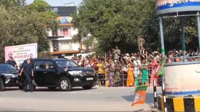 Photo of Varanasi: शहर में जगह-जगह पुष्पवर्षा, शंखध्वनि और ढोल-नगाड़ों की थाप पर भव्य स्वागत