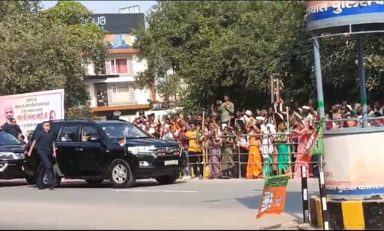 Varanasi: Grand welcome with shower of flowers, blowing of conches and beating of drums at various places in the city