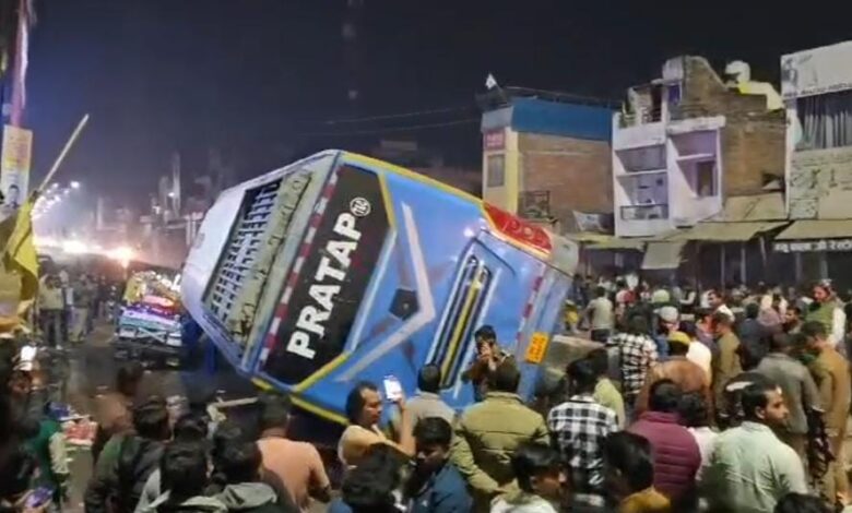 Kaushambi: Tourist bus meets with an accident in Kaushambi, one dead, 10 injured