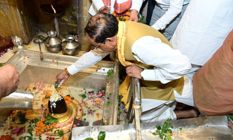 Varanasi: Participated in the annual festival of Mulagandha Kuti Buddhist temple, lit lamp in front of the statue of Lord Buddha