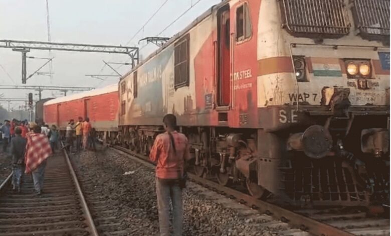 Kolkata: Three coaches of a passenger train derailed in Nalpur near Shalimar, no casualties