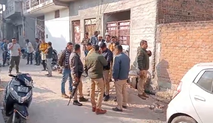 Jhansi: ANI and ATS raid Mufti's house, creates commotion