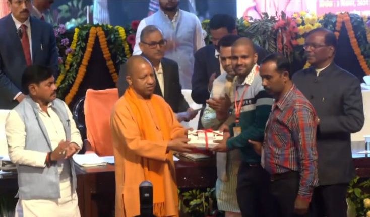 Lucknow: Chief Minister honoured 19 great personalities with state award