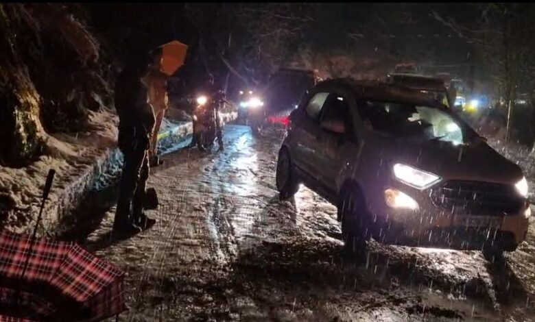 Himachal Pradesh: 2,000 vehicles stranded in Solang Valley amid snowfall in Kullu, police started rescue operation