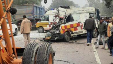 Photo of Barabanki: आलमबाग डीपाे की अनुबंधित रोडवेज बस ने एंबुलेंस को मारी टक्कर, दो की हालत गंभीर