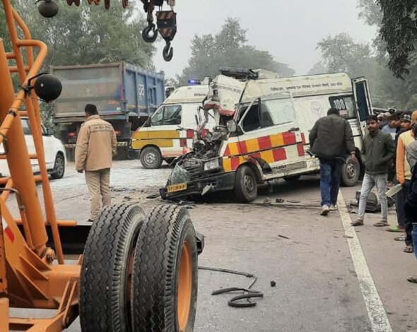 Barabanki: Contracted roadways bus of Alambagh depot hits ambulance, two in critical condition