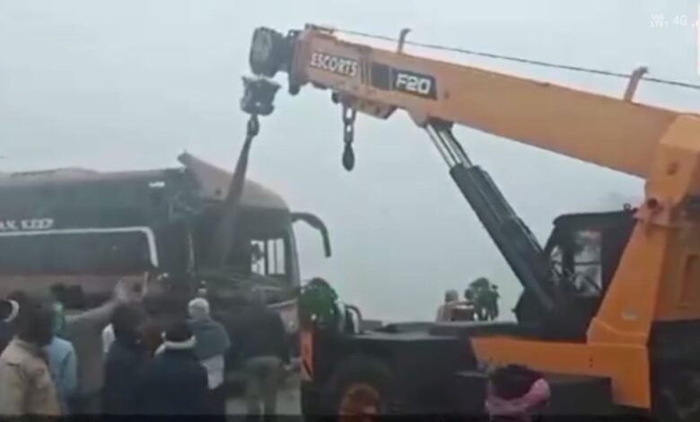 Fatehpur: Bus going from Delhi to Prayagraj Maha Kumbh collided with a parked truck, 13 devotees including the driver injured