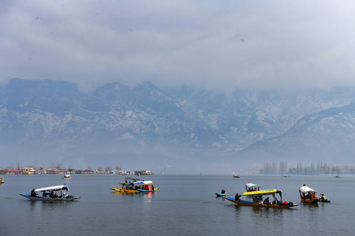 Jammu-Kashmir: Cold wave continues to wreak havoc in Kashmir Valley, Sonmarg records lowest temperature of -12.8 degrees Celsius