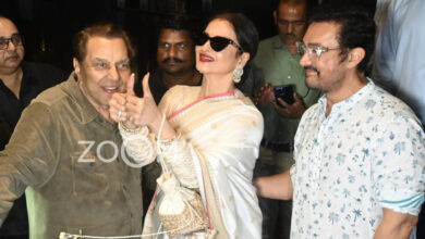 Loveyapa screening: Rekha seen in red sindoor at the screening of 'Loveyapa', Dharmendra's heart touching meeting with her, made headlines