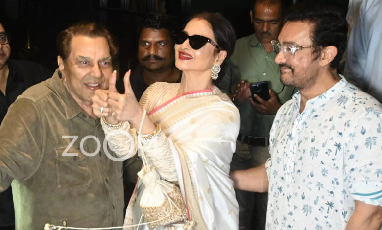 Loveyapa screening: Rekha seen in red sindoor at the screening of 'Loveyapa', Dharmendra's heart touching meeting with her, made headlines