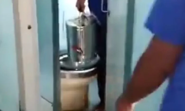 Shocking news of tea seller: A man boarded a train to sell tea, entered the bathroom and did a disgusting thing, you will be shocked to know!