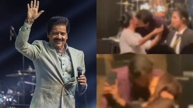 Mumbai: Udit Narayan kisses a female fan at an event, causes uproar