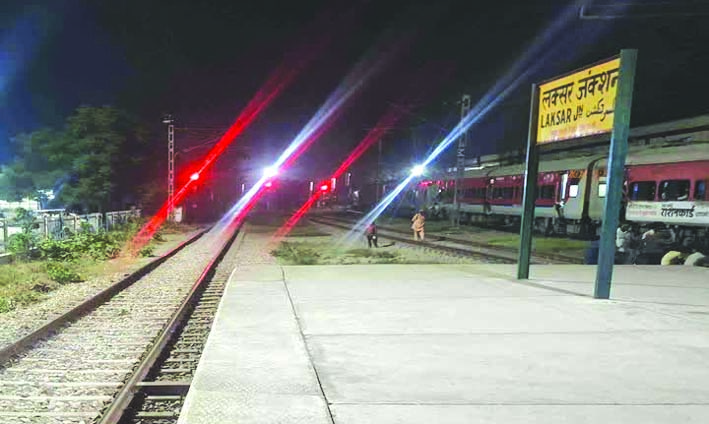Haridwar News: Two teenage girls found near the railway track, one dead, the other in critical condition