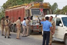 Pratapgarh: Illegal sand trade by overloaded trucks in Belha, administration silent